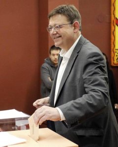 El president Ximo Puig ejerciendo su derecho al voto en su colegio electoral de Morella. EFE