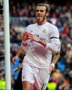 Gareth Bale celebra su tercer gol ante el Rayo Vallecano. EFE/VICTOR LERENA