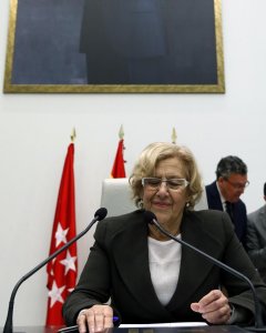 La alcaldesa de Madrid, Manuela Carmena, durante el pleno extraordinario de diciembre del Ayuntamiento de la capital que debate y somete a aprobación los presupuestos de la ciudad para el año 2016. EFE/Zipi