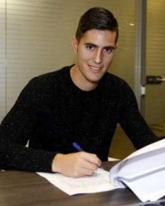 Momento de la firma del contrato de Sergi Guardiola con el Barcelona. FC BARCELONA.