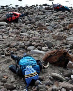 Varios de los cuerpos de los de los refugiados fallecidos tras el naufragio de su embarcación frente a la costa turca. EFE / EPA / STR