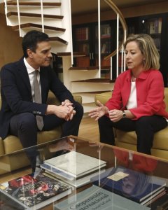Pedro Sánchez con la diputada Ana Oramas, de Coalición Canaria. EFE