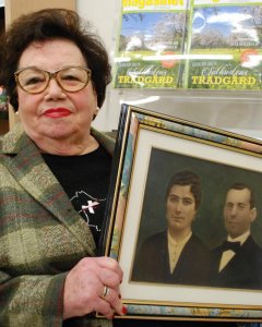 Dolores García con una foto de sus padres
