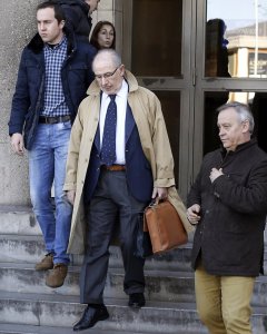 El expresidente de Bankia Rodrigo Rato, a su salida hoy de los juzgados de la madrileña Plaza de Castilla a donde ha acudido para declarar ante el juez de Madrid Antonio Serrano-Arnal en una pieza bajo secreto de sumario que investiga el origen de su fort