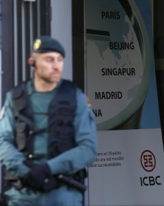 Un agente de la Guardia Civil, en la puerta de la sede del banco chino ICBC en Madrid, durante lo registros de la semana pasada. REUTERS/Sergio Perez