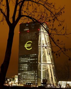 El rascacielos donde tiene su sede el BCE en Fráncfrot, iluminado y con una imagen gigante del logo del euro. REUTERS/Kai Pfaffenbach