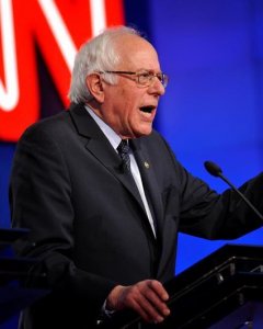 El demócrate Bernie Sanders, respondiendo acaloradamente durante el debate. EFE