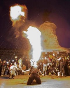 Espectáculo nocturno en la plaza de la República de Francia. - EFE