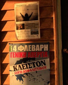 Cartel de la huelga general del 4 de febrero en Mitilene acompañado del anuncio de una exposición de fotos sobre la crisis de los refugiados. MARTA SAIZ