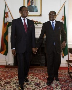 Obiang, junto al dictador de Zimbabue, Robert Mugabe. - AFP