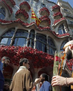 La casa Batlló ha decorado toda su fachada con rosas con motivo de la Diada de Sant Jordi. EFE/Marta Pérez