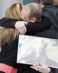 Familiares de las víctimas de la tragedia de Hillsborough se abrazon  tras el veredicto del jurado que ha calificado de homicidio el desastre. REUTERS / Phil Noble