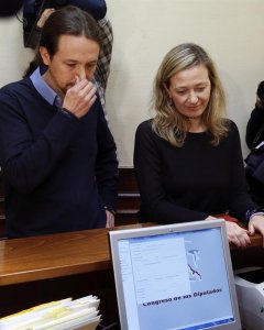 El secretario general de Podemos, Pablo Iglesias, ha acompañado a la diputada en la presentación de su renuncia como miembro de la Diputación Permanente del Congreso. EFE