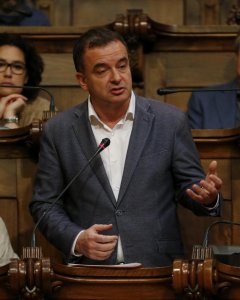 El portavoz municipal de ERC Alfred Bosch, durante el pleno extraordinario celebrado para debatir. EFE/Alejandro García