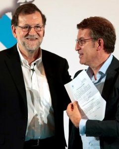 El presidente del Gobierno en funciones y líder del PP, Mariano Rajoy da su aval al presidente de la Xunta y líder del PP de Galicia, Alberto Núñez Feijóo (d), durante la reunión mantenida hoy con jóvenes de Nuevas Generaciones en Ourense. EFE/B. Lorenzo