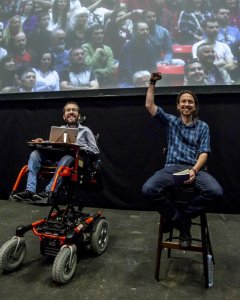 El lider de Podemos, Pablo Iglesias, junto al secretario de Organización, Pablo Echenique, durante un acto esta tarde en Barakaldo. EFE/Iñaki Andrés