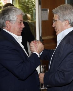 El expresidente de la CEOE, Arturo Fernández, saluda a Enrique Cerezo, presidente del Atlético de Madrid.- ÁNGEL GUTIÉRREZ / ATLÉTICO DE MADRID