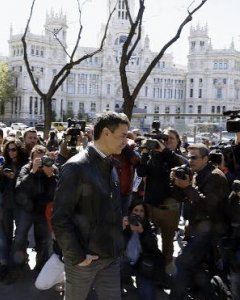 Pedro Sánchez por las calles de Madrid. EFE