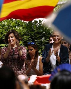 Soraya Sáenz de Santamaría junto a Cristina Cifuentes en un acto de campaña este domingo en Madrid. EFE