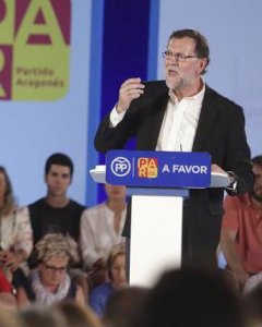 El líder del PP, Mariano Rajoy, durante su intervención en el mitin que ha ofrecido hoy en Zaragoza. EFE/Javier Cebollada