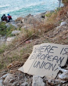 Migrantes y activistas de pie sobre las rocas en el paso fronterizo San Ludovic, en el mar Mediterráneo entre Ventimiglia, Italia, y Menton, Francia. REUTERS/Eric Gaillard