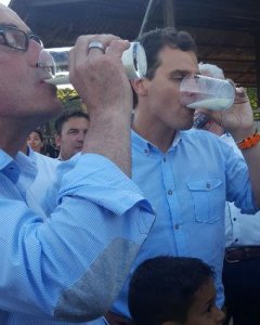 Albert Rivera y 'Felisuco' prueban la leche de vaca de la granja de Revilla de Camargo. PÚBLICO