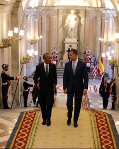 Felipe VI tras recibir al presidente estadounidense en el Palacio Real de Madrid, en su primera visita oficial a España. EFE/Casa de S.M. el Rey/Francisco Gómez