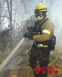 El fuego de Blanes, que ya ha arrasado 30 hectáreas, provoca el desalojo de 400 vecinos.