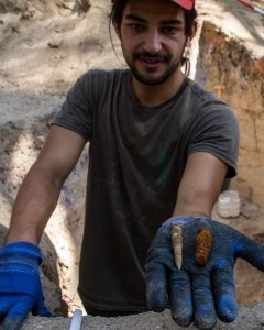 Un trabajador muestra las balas encontradas en la trinchera de Ciudad Universitaria.- ÓSCAR RODRÍGUEZ