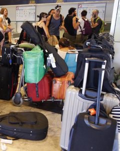 Viajeros mexicanos permanecen en el aeropuerto madrileño de Barajas, algunos desde hace más de quince días, a la espera de que se libere alguna plaza en los vuelos de Aeroméxico. EFE/Mariscal