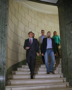 El líder de Ciudadanos, Albert Rivera, acompañado de otros líderes de su partido, a su llegada a la rueda de prensa que ha ofrecido tras la reunión con el presidente del PP, Mariano Rajoy. EFE/Juan Carlos Hidalgo