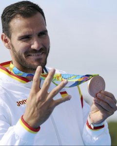 El piraguista española Saul Craviotto posa con su medalla de bronce en la prueba de K1 200m de los JJOO de Rio de Janeiro, la cuarta olímpica en su carrera. REUTERS/Murad Sezer