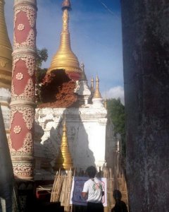 Fotografía facilitada por el Ministerio de Información de Birmania que muestra a un hombre observando los daños de una pagoda causados por un terremoto en Yenangyaung. EFE