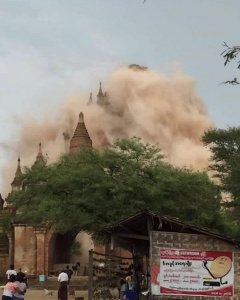 Fotografía facilitada por el Ministerio de Información de Birmania (MOI) hoy, 24 de agosto de 2016, que muestra a un templo hundiéndose durante un terremoto en Bagan. EFE