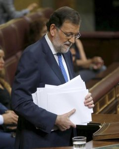 El presidente del Gobierno en funciones, Mariano Rajoy, se dispone a abandonar el estrado tras pronunciar su discurso de investidura, esta tarde en el Congreso de los Diputados. EFE/Juan Carlos Hidalgo