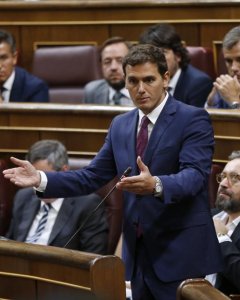 El líder de Ciudadanos, Albert Rivera (de pie), durante una de sus intervenciones en la segunda sesión del debate de investidura del líder del PP, Mariano Rajoy, en el Congreso de los Diputados. EFE/Chema Moya