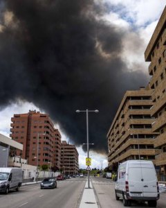 Columna de humo que se generó durante el incendio del vertedero de neumáticos de Seseña.- EFE