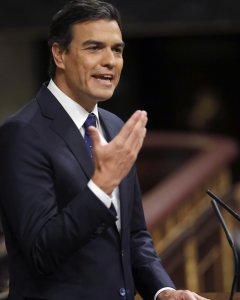 El secretario general del PSOE, Pedro Sánchez, durante su intervención en el debate de investidura. - EFE