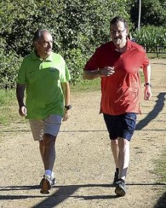 El presidente del Gobierno en funciones, Mariano Rajoy, junto a José Benito Suárez, marido de la presidenta del Congreso de los Diputados, Ana Pastor, caminando por la Ruta da Pedra e da Agua, en Pontevedra. Archivo EFE