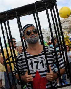 Un manifestante disfrazado de Lula pide el encarcelamiento del expresidente. - AFP
