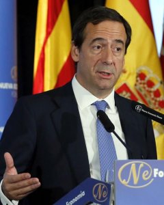 El consejero delegado de CaixaBank, Gonzalo Gortázar, durante su intervención en un desayuno informativo del Foro de la Nueva Economía en Madrid. EFE/Mariscal