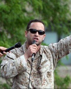 Vincent Emanuele durante un acto público contra la OTAN.