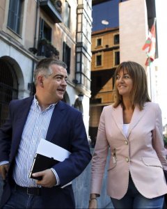 La secretaria general del PSE-EE Idoia Mendia (d), junto al secretario de Organización de esta formación, Miguel Ángel Morales, salen de Sabin Etxea, sede central del PNV, tras reunirse con el lehendakari