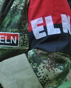 El logo del Ejército de Liberación Nacional (ELN) en el uniforme de uno de sus miembros. Víctor de Currea Lugo