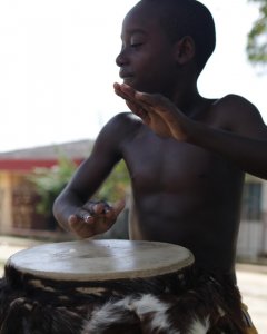 Un niño toca el tambor en San Basilio de Palenque