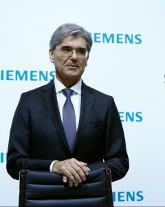 El consejero delegado de Siemens, Joe Kaeser, antes de la rueda de prensa para presentar los resultados anuales del grupo, en Munich. REUTERS/Michaela Rehle