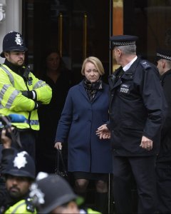 La fiscal sueca Ingrid Isgren sale de la Embajada de Ecuador en Londres (Reino Unido) tras interrogar al fundador del portal WikiLeaks, el australiano Julian Assange, por primera vez sobre supuestos delitos sexuales que investiga la Justicia sueca.EFE/Han