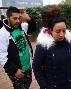 Jose Antonio Rojas Marcos y y su esposa Jessica Guabala de la Cruz, tras haber sido desahuciados de su vivienda en la localidad madrileña de Parla. REUTERS/Andrea Comas