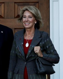 Donald Trump con Betsy DeVos, designada como secretaria de Educación. REUTERS/Mike Segar