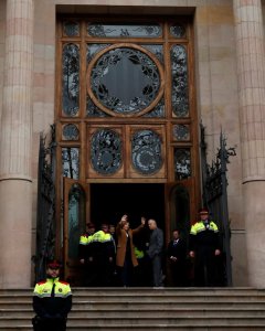 La presidenta del Parlament Catalunya, Carme Forcadell, saluda desde la entrada del Tribunal Superior de Justicia de Catalunya a los centenares de personas que le han arropado en su declaración ante el juez. REUTERS/Albert Gea